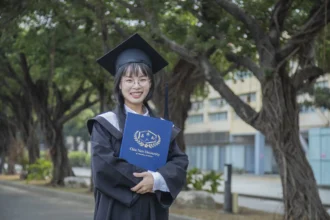 甲子嘉藥育才有成 職安系史素娟提前畢業接軌職場