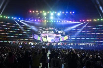 公視除夕起連續四晚轉播《臺北大巨蛋 民歌大團圓》集結74位歌手同台盛會 成為楊弦過世前最後一次演出