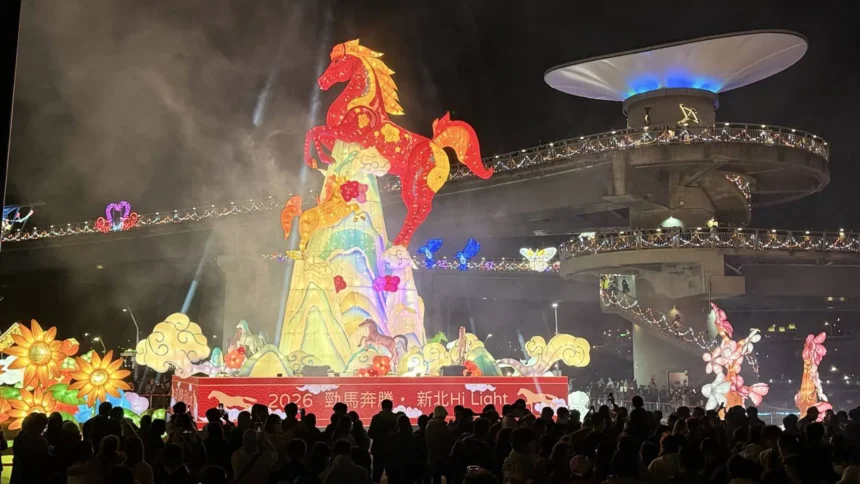 2026新北燈會「勁馬奔騰・新北 Hi Light」點燈　 嗨玩大都會公園夢幻遊樂場