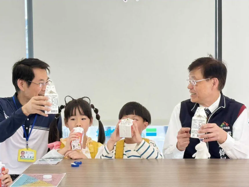 「台中有鈣讚」上路！　首日近2萬學童兌領