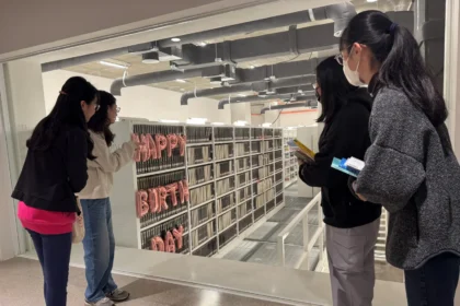 中市圖十週年推閱讀挑戰　綠美圖密集書庫排HBD字樣祝福