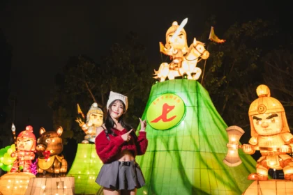 七將軍爺「神助攻」！民政局拍宣傳片記憶卡掉落燈區　膜拜「忠義護鄉土」燈組5分鐘內尋回