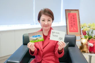 中央公園「小年獸明信片」亮相！　盧市長寫下「平安幸福」送給市民家人
