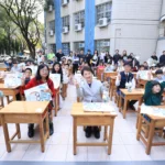 市府自籌4.5億全面汰換15萬套國中小課桌椅！　盧市長親赴東興國小關心學生領用情形 阿公阿嬤也帶孫來領