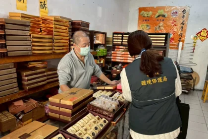 減廢迎新年、浪漫不浪費　中市稽查630件禮盒全數合格 籲選購「一多三少」環保禮盒