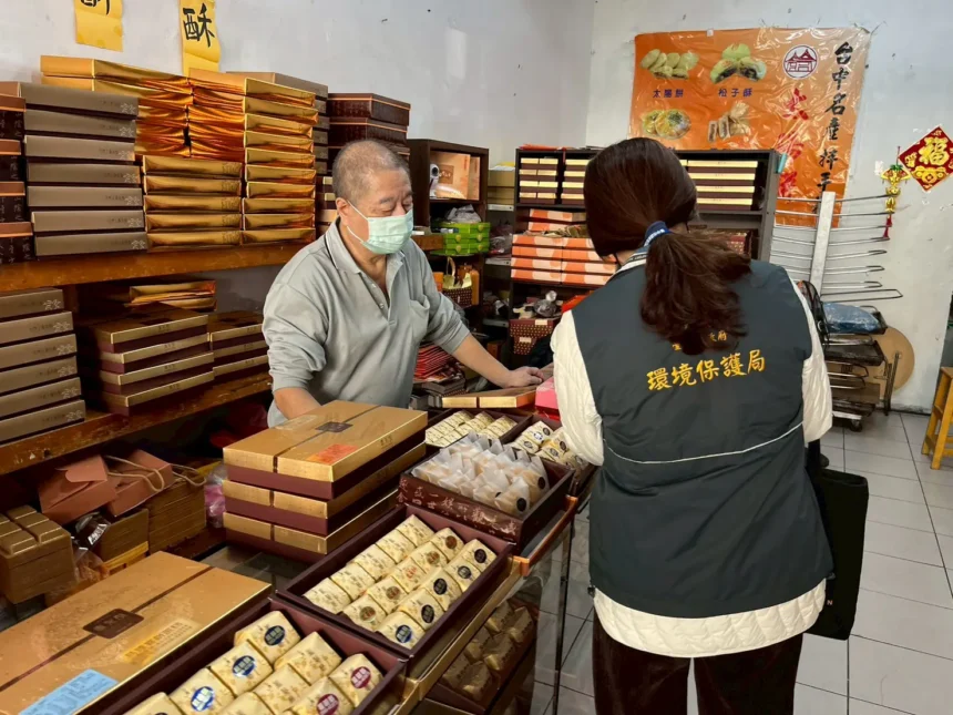 減廢迎新年、浪漫不浪費　中市稽查630件禮盒全數合格 籲選購「一多三少」環保禮盒