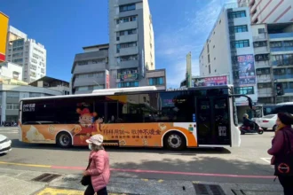 過年敬神祭祖不燒金　彩繪公車為您添福氣