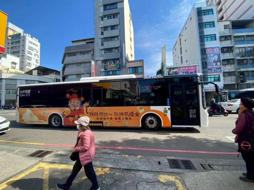 過年敬神祭祖不燒金　彩繪公車為您添福氣