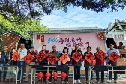 揮毫傳溫情　台中市長青中心邀老少同樂迎新春