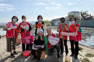 龍井地政所年菜傳愛　結合防詐宣導守護長輩財產