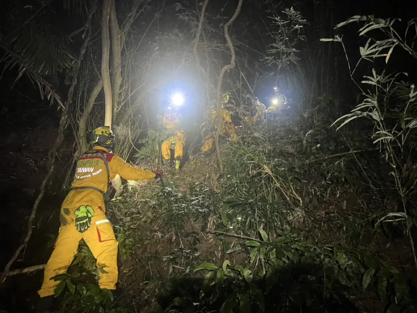 夜幕山林驚魂　基隆消防兩小時成功救回迷途7旬婦