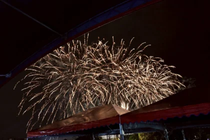 璀璨花火點亮七堵夜空　「2026七堵煙火嘉年華」萬人湧入共賞最美星空