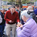 謝國樑走訪信義、仁愛市場　發送「Horse發生」紅包拜早年