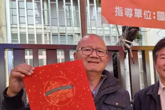 「揮毫贈春聯」連辦10餘年 民眾大排長龍索取　台中市議長張清照寫下「馬」字 祝一馬當先