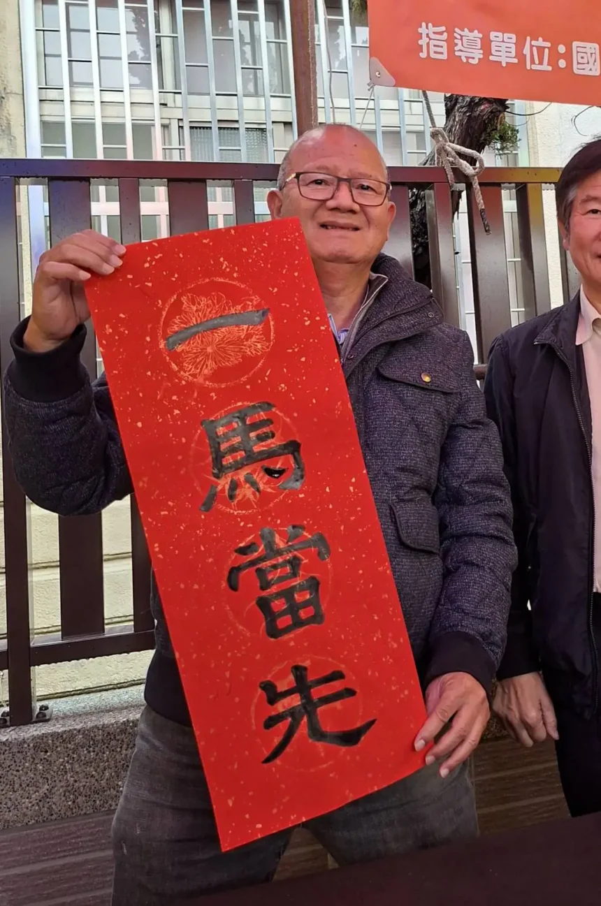 「揮毫贈春聯」連辦10餘年 民眾大排長龍索取　台中市議長張清照寫下「馬」字 祝一馬當先