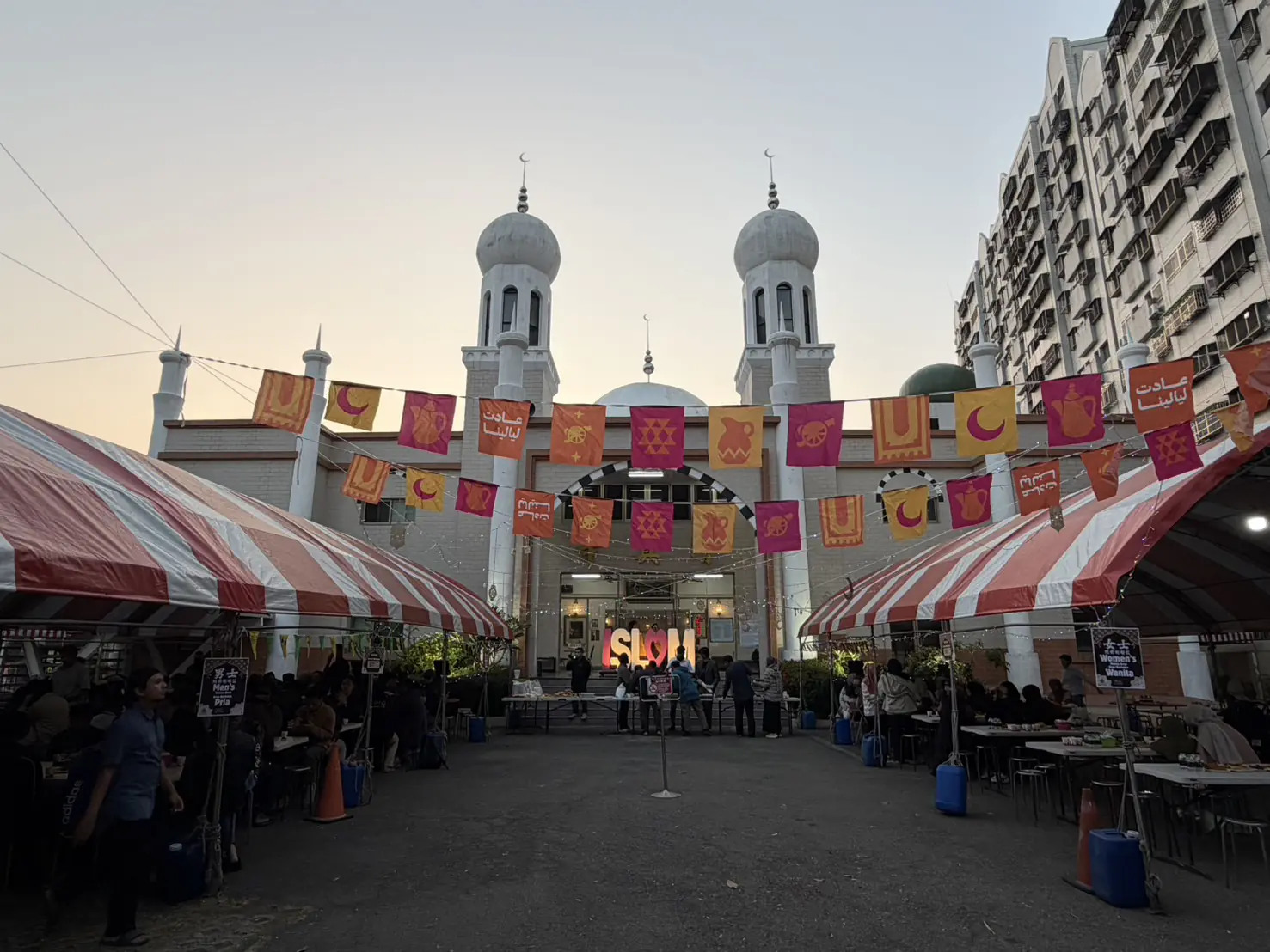 ２０２６（伊曆１４４７年）伊斯蘭齋戒月首日　台中清真寺迎來４００名教親享用開齋飯、禮泰拉威哈拜ＴＡＲＡＷＥＥＨ