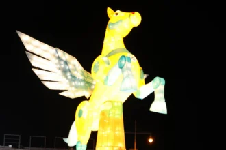 南投燈會2度迎接金馬年驚豔試燈　小朋友追著許縣長玩透透