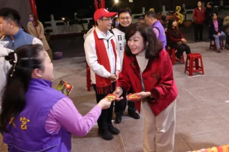 邱佩琳走訪基隆廟宇拜年　發送「Horse發生」紅包與市民同歡