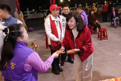 邱佩琳走訪基隆廟宇拜年　發送「Horse發生」紅包與市民同歡