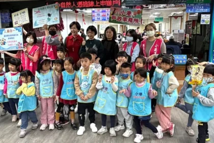 萌娃參訪高雄小港戶所 扮演小小戶籍員學習為民服務