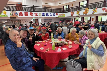 年菜飄香　六合樂團現身萬里仁愛之家　10年陪伴圍爐迎春