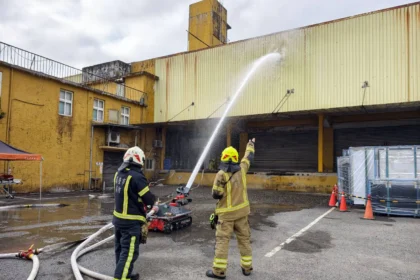 強化連假防火量能　基隆消防實兵演練大型倉儲火災搶救