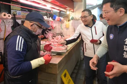 除夕倒數3天　侯友宜視察傳統市場及超市　買氣旺、備貨足、公安不打折