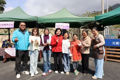 草嶺櫻花盛開人潮湧現　張麗善縣長勘查交通疏運、慰勞執勤人員