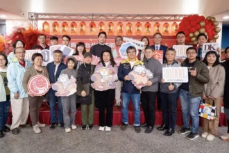 蔣萬安走街拜年！白爛貓專車吸睛　台北年貨大街熱鬧開跑