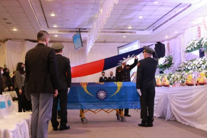 烈火忠魂！英勇殉職消防分隊長詹能傑公祭　基隆市府覆旗追思