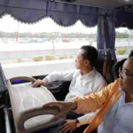 翁章梁試乘接駁車了解燈會接駁運作情形