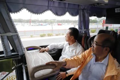 翁章梁試乘接駁車了解燈會接駁運作情形