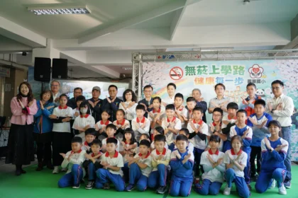 開學首日落實無菸城市　蔣萬安興華國小宣示打造清新通學動線