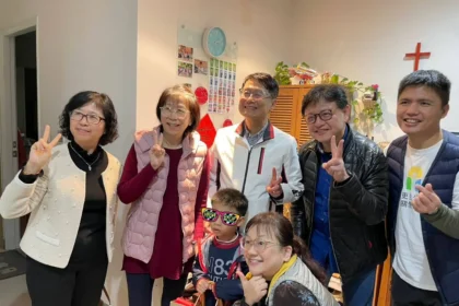 年節前夕　陳純敬副市長探視類家庭　代侯友宜贈紅包　小孩開心馬上有錢「花」