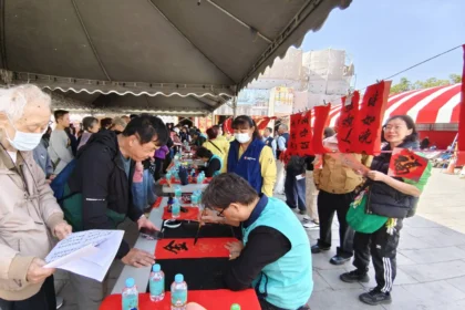 安平開台天后宮7日「旺馬奔騰 躍馬展藝」迎春送春聯、賞茶會活動  吸引近千人前往