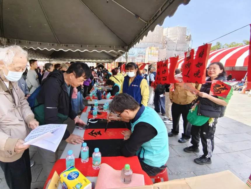 安平開台天后宮7日「旺馬奔騰 躍馬展藝」迎春送春聯、賞茶會活動  吸引近千人前往