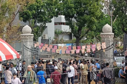 齋月第２場主麻＋２２８連假　千餘名穆斯林湧進台中清真寺禮拜