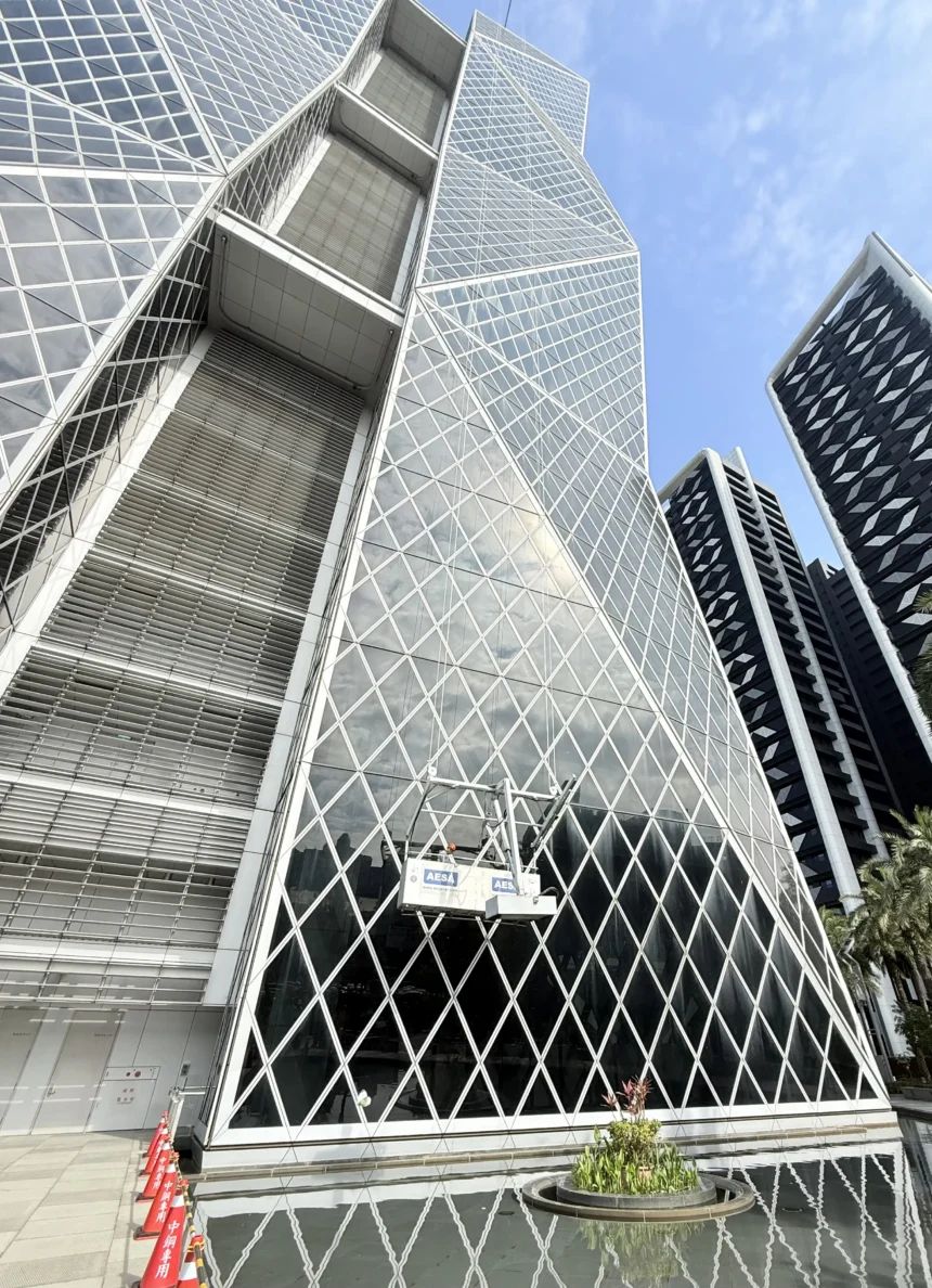 勞工局於中鋼總部　 舉辦大樓外牆清洗作業安全觀摩