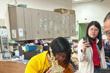 黑面媽祖走進長照現場    「寶光宮」從法壇走到阿公、阿嬤身邊的慈悲實踐