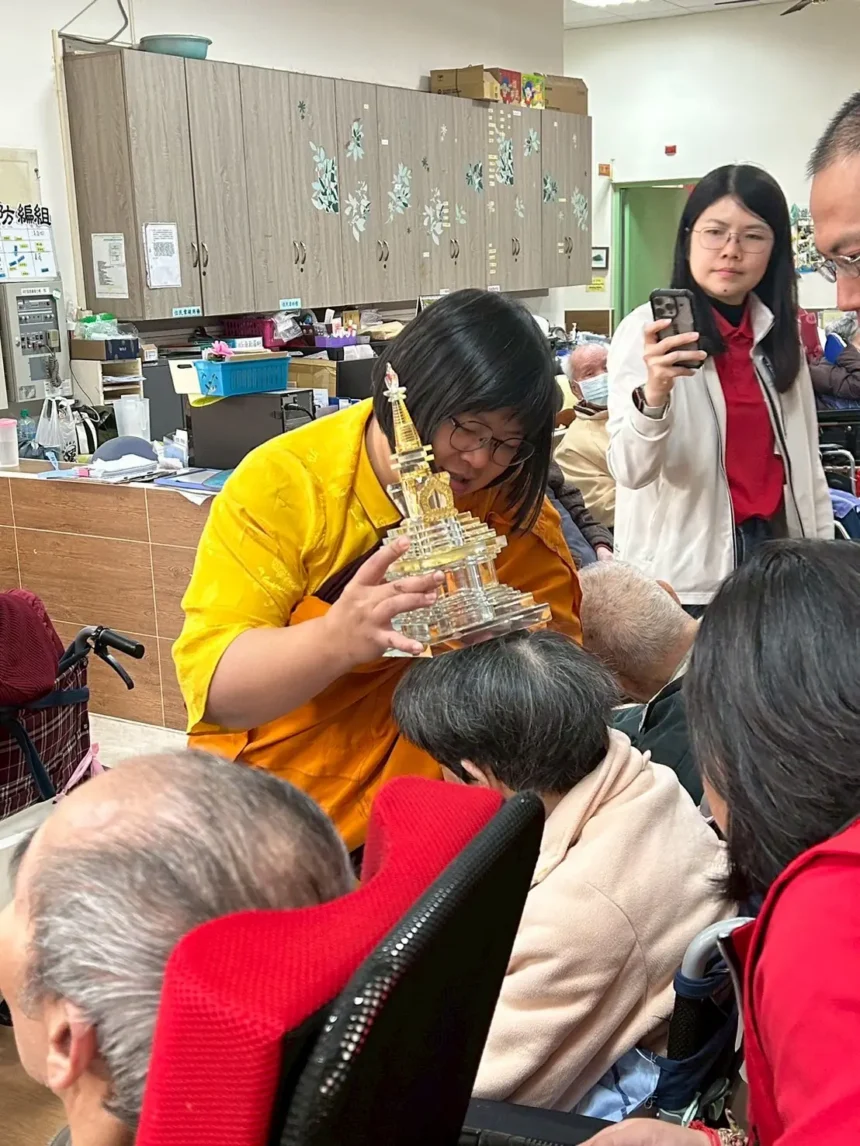 黑面媽祖走進長照現場    「寶光宮」從法壇走到阿公、阿嬤身邊的慈悲實踐