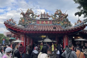 鴻海「錢媽媽」黃秋蓮率領事業群回竹山紫南宮參拜土地公　祈求新年財運亨通