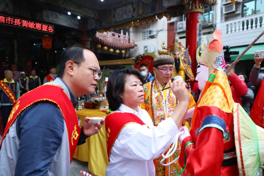 嘉邑祀典大天宮丙午年迎春禮　黃敏惠為芒神、春牛點睛