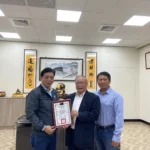 前縣議員洪盛雄捐贈善款予草屯鎮公所作為清寒優秀學生獎助學金  鎮長頒發感謝狀