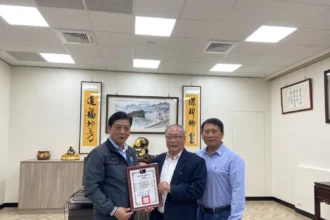 前縣議員洪盛雄捐贈善款予草屯鎮公所作為清寒優秀學生獎助學金  鎮長頒發感謝狀