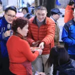 謝國樑走訪崁仔頂、成功市場發送一元紅包拜早年