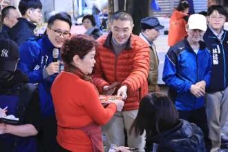 謝國樑走訪崁仔頂、成功市場發送一元紅包拜早年