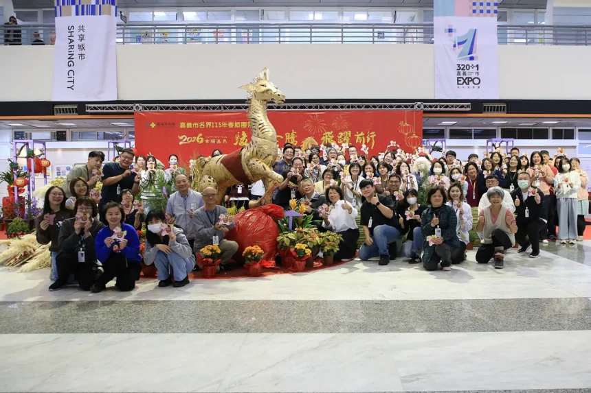 嘉義市長黃敏惠分送春節紅包　祝同仁馬年好運「上馬」、幸福「加碼」