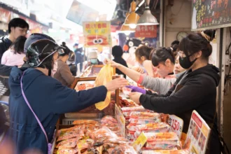 春節採買高峰　黃敏惠率隊宣導讓市民安心辦年貨、平安過好年