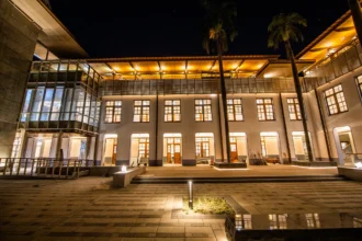 走過一甲子！舊嘉義市公所風華再現　除夕點燈亮相