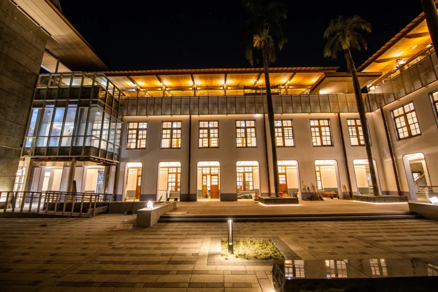 走過一甲子！舊嘉義市公所風華再現　除夕點燈亮相